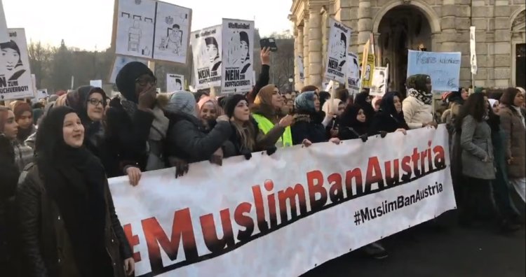 Avusturya hükümeti, 14 yaş altı kızların okullarda başörtüsü takmasını yasaklayacak