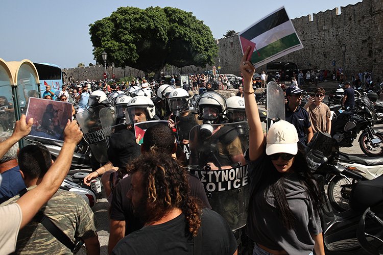 Filistin destekçileri, Rodos'ta İsrailli turistleri taşıyan gemiyi protestoyla karşıladı