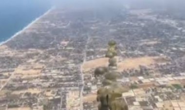 Yardım atılan uçaktan çekilen görüntü Gazze'deki yıkımı gözler önüne seriyor