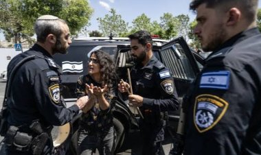 İsrail polisi, Gazze’de ateşkes talep eden 3 kadın göstericiyi çıplak aramaya tabi tutmuş