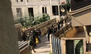 İşgalci İsrail, Batı Şeria’da Filistinlileri alıkoyarak darp ediyor