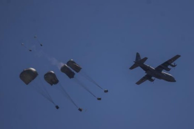 BAE ve Ürdün, kıtlıkla boğuşan Gazze'ye havadan yardım malzemesi indirdi