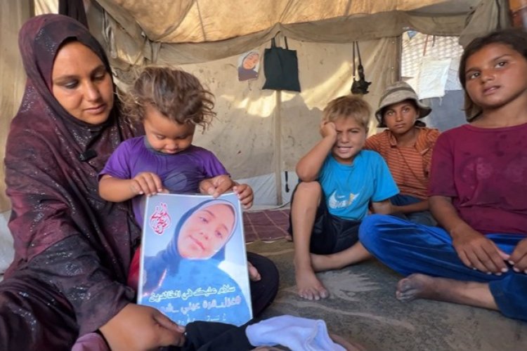 Gazzeli anne, katil İsrail'in şehit ettiği kızının kıyafetlerini zorlansada satmak zorunda