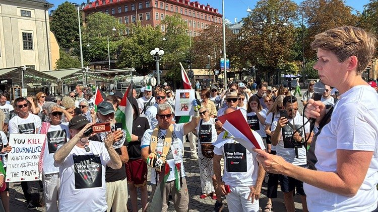 İsveç'te gazeteciler, Gazze'de meslektaşlarını katleden İsrail'i protesto etti