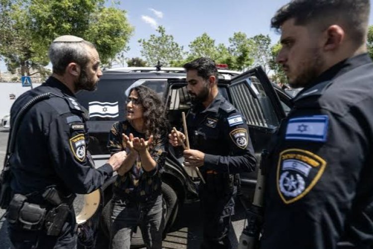 İsrail polisi, Gazze’de ateşkes talep eden 3 kadın göstericiyi çıplak aramaya tabi tutmuş