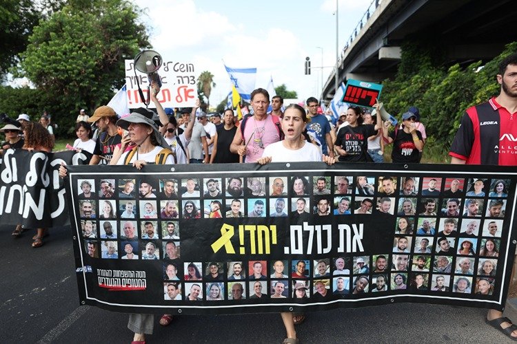İsrailliler Netanyahu'nun Gazze'yi işgal kararına karşı, esir takası anlaşması talebiyle genel greve gitti