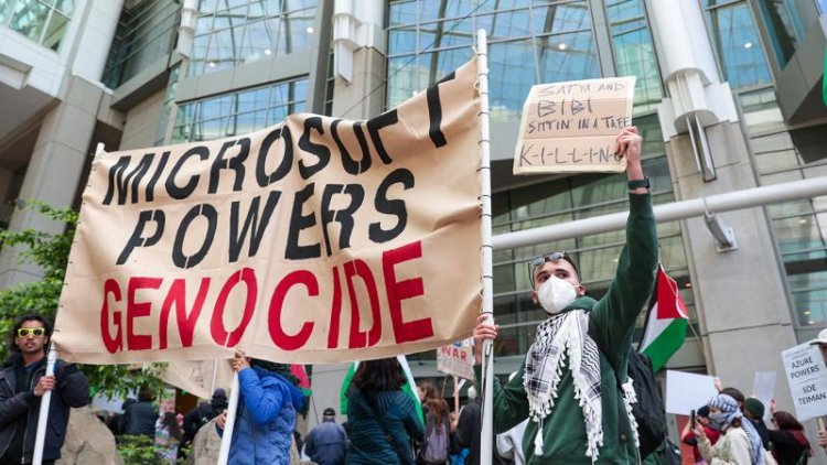 Microsoft'un genel merkezinde toplanan göstericiler, şirketin İsrail ordusuyla iş birliğini protesto etti