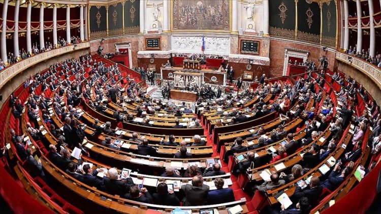 Fransa'da aşırı sağcılar hükümetin düşmesinden yana oy kullanmakta kararlı