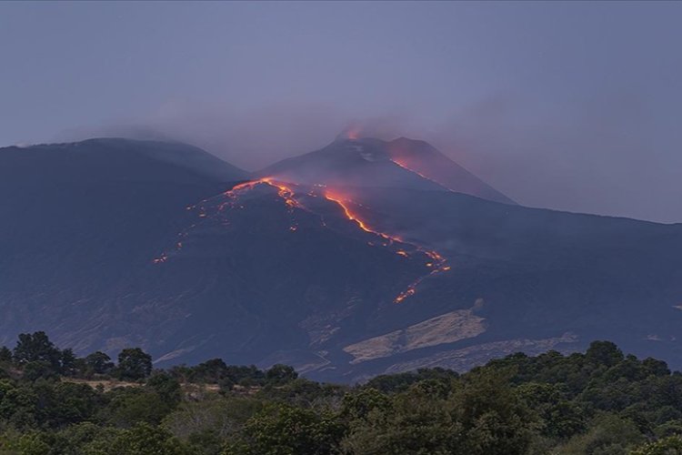Etna Yanardağı’nda patlama ve lav akışı sürüyor