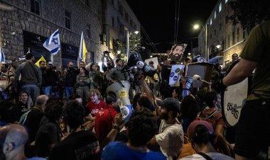 İsrail'de binlerce kişi, Netanyahu'nun konutu önünde protesto düzenledi