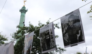Paris'in ünlü Bastille Meydanı'nda Gazze'de katledilen Filistinli çocukların isimleri okunuyor