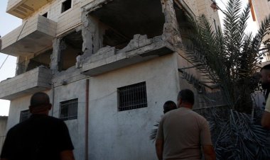 Katil İsrail askerleri Filistinli bir esirin Batı Şeria’daki evini havaya uçurdu