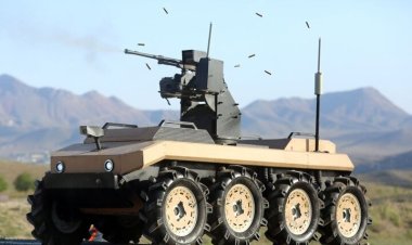 İran son model askeri robotunu tanıttı