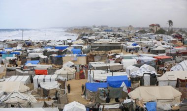 Katil İsrail'in göçe zorladığı Filistinliler, risklerine rağmen sahilde yaşama tutunuyor