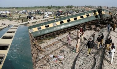 Pakistan'da trene saldırı: 13 yaralı