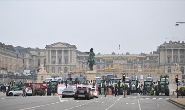 Fransız çiftçiler, Versay Sarayı'nın önünde traktörleriyle eylem yaptı
