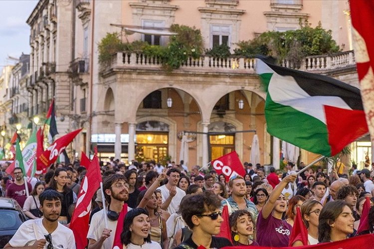 İtalya'da binlerce kişi Filistin ve Küresel Sumud Filosu'na destek için yürüdü
