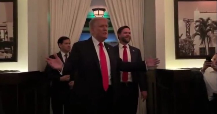 Trump restoranda “bugünün Hitleri” sloganlarıyla protesto edildi: Filistin’e özgürlük sesleri