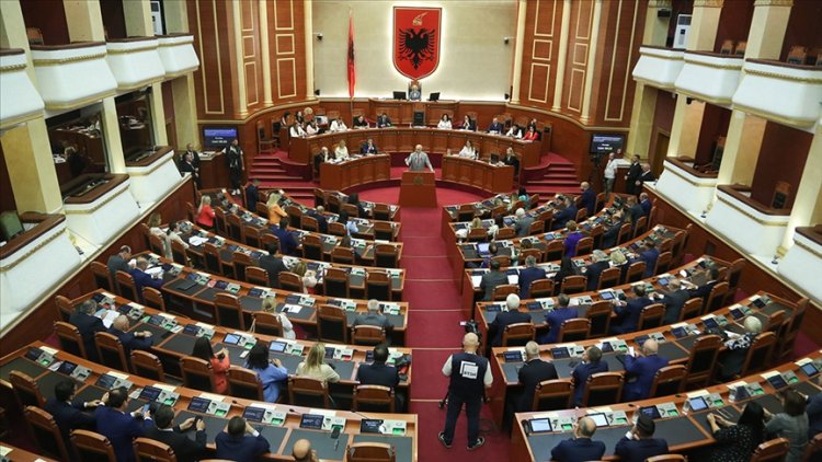 Arnavutluk'ta aralarında yapay zekadan oluşturulan Bakan Diella'nın da olduğu yeni kabine açıklandı