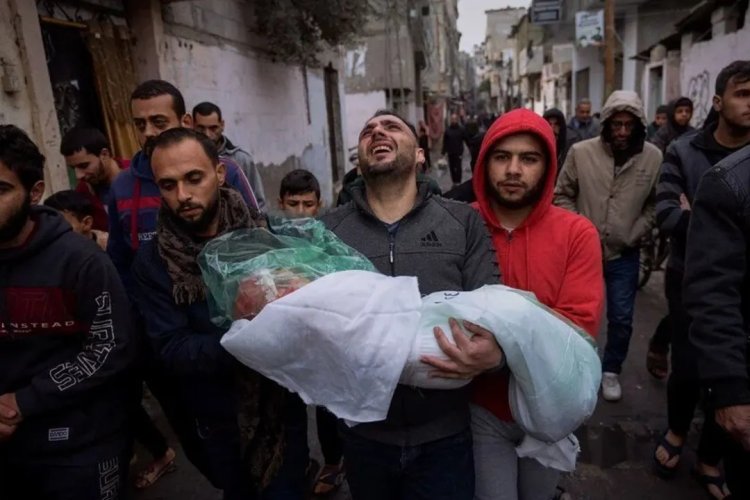 Gazze'de 708'inci gün: Çocuklar babalarının kucağında can veriyor