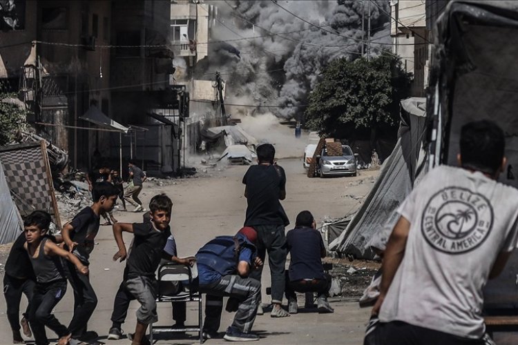 Katil İsrail, Gazze'de UNRWA'ya ait 3 okulu bombalayarak binlerce kişiyi yerinden etti