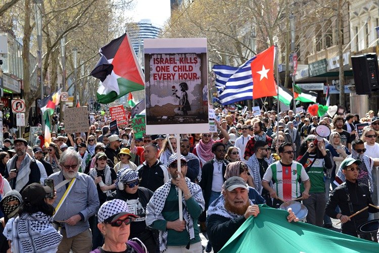 Avustralyalılar, işgalci İsrail'in Gazze'ye saldırılarını 100 haftadır protesto ediyor