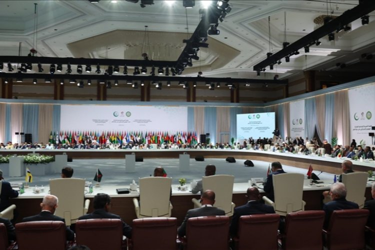 Liderler, Doha'daki Arap-İslam zirvesinde İsrail saldırıları ve yayılmacılığına karşı mesajlar verdi