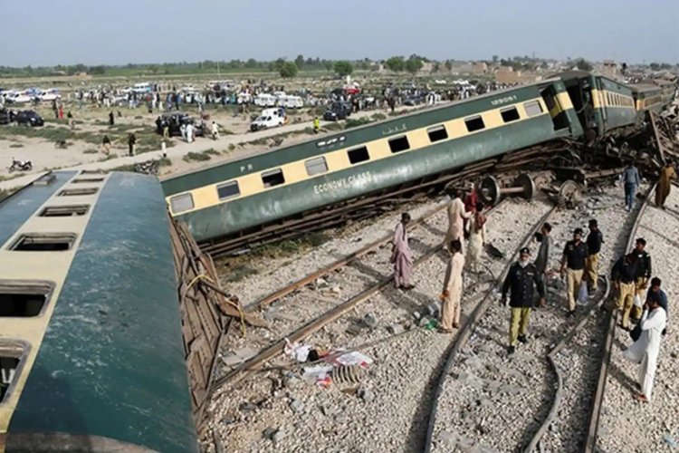 Pakistan'da trene saldırı: 13 yaralı