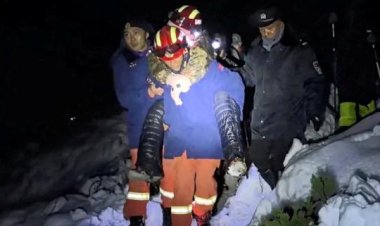 Everest'te mahsur kalan 1000'den fazla kişi kurtarıldı