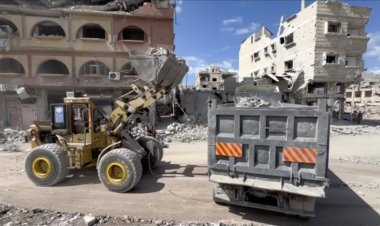 Han Yunus Belediyesi, ekipman eksikliğine rağmen kapanan yolları açmaya başladı