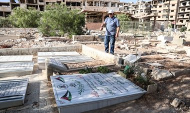 Devrik Esed rejiminin saldırılarında harabeye dönen Yermuk Mezarlığı'nda yakınlarının izini arıyorlar