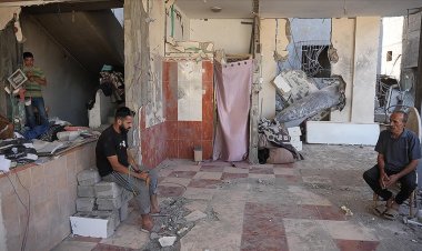 Filistinli aile evlerine düşen "patlamaya hazır" bombayla yaşıyor