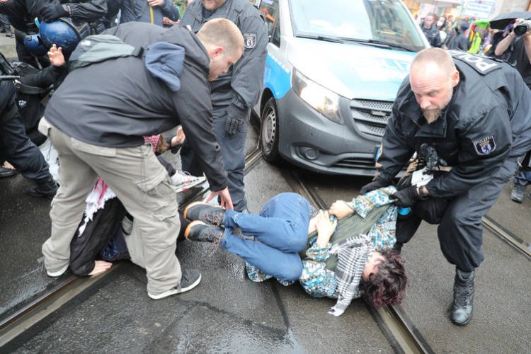 Almanya’da Filistin destekçilerine zulüm: Polis işgalci İsrail’in sözcüsü gibi davrandı