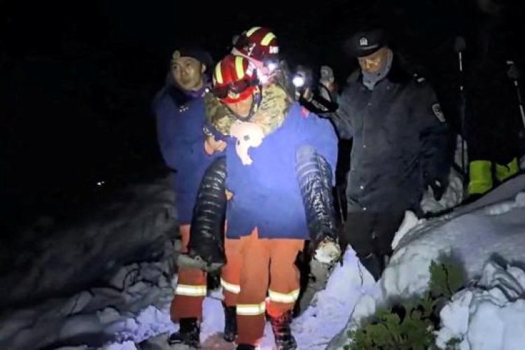 Everest'te mahsur kalan 1000'den fazla kişi kurtarıldı