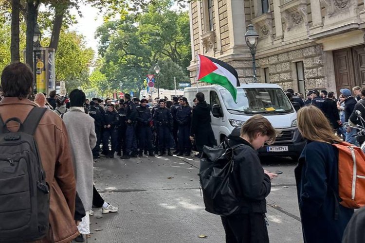 Avusturya'da öğrenciler, Gazze soykırımına dahil olduğu gerekçesiyle Viyana Üniversitesi girişini kapattı