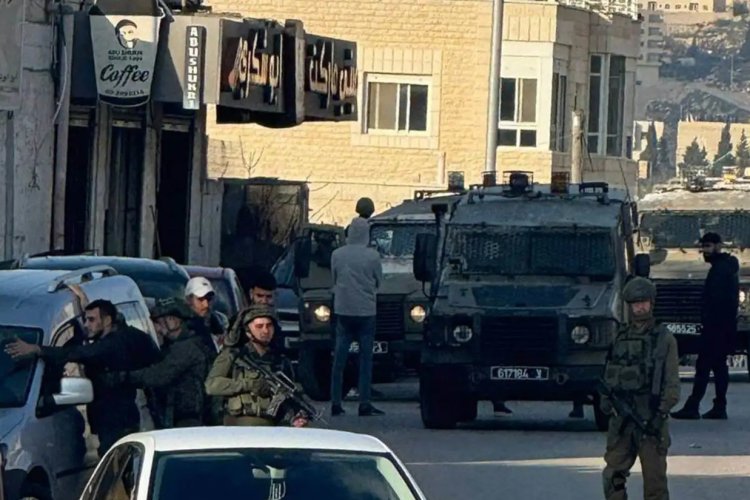 İşgalci İsrail, Batı Şeria’da serbest bırakılan esirlerin evlerine baskın düzenledi