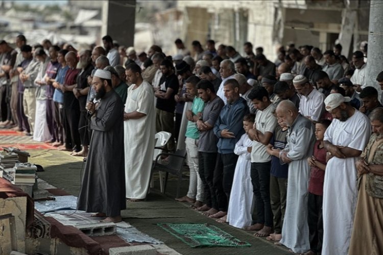 Katil İsrail'in Gazze'de yıktığı camilerin enkazında aylar sonra cuma namazı kılındı
