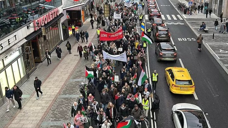 Stockholm’de Binler İsrail’in zulmüne karşı yürüdü: ‘Sonsuza kadar Filistin’”