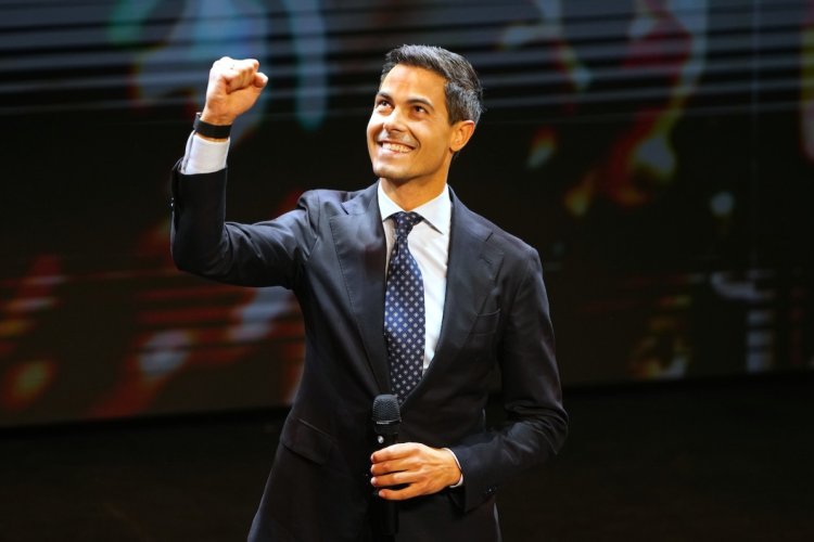 Hollanda'da erken genel seçimde aşırı sağ oy kaybederken merkez partileri güçlendi