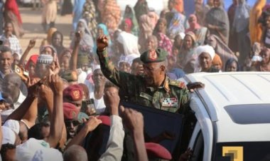 Sudan Lideri Burhan, HDK katliamlarından kaçan sivilleri ziyaret etti