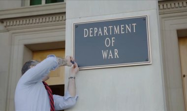 ABD Savunma Bakanlığı binasındaki tabelalar "Savaş Bakanlığı" yazılı levhalarla değiştirildi