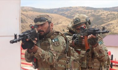 Pakistan'da ordunun en üst düzey görevi için yetkiler artırıldı