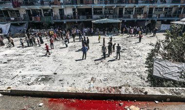 Katil İsrail ateşkese rağmen Gazze'de bir okulu hedef alarak 10 Filistinliyi yaraladı