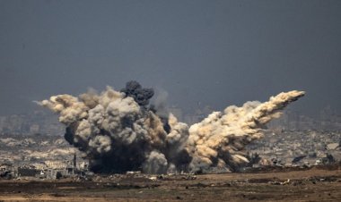 Gazze'nin merkezi İsrail'in bombalarla gerçekleştirdiği yıkım nedeniyle sarsıldı