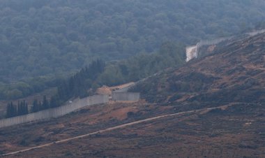 İşgalci İsrail'in yerle bir ettiği Lübnan köylerinin karşısına ördüğü duvarı genişletiyor