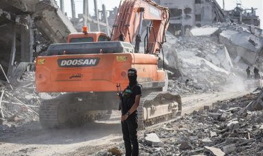 Gazze’de İsrail’in yaptığı yıkımın enkazı altında kalan cenazeler tek ekskavatörle aranacak