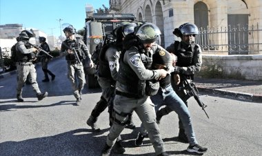 Katil İsrail ordusu, Batı Şeria'da 32 Filistinliyi gözaltına aldı, 10 kişiyi yaraladı