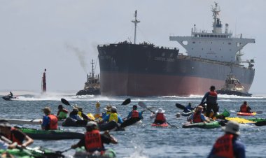 Avustralya'da fosil yakıt karşıtı protesto nedeniyle gemi trafiği durduruldu