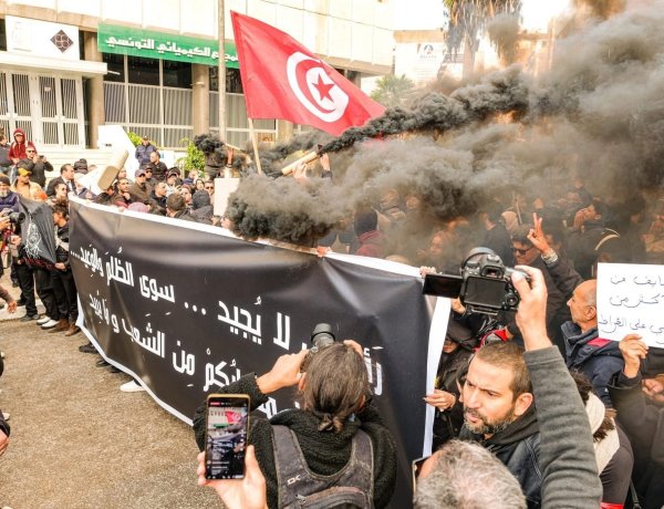Tunus’ta binler sokakta: “Otoriterliğe hayır!”