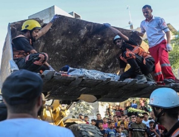 Gazze'de işgalci İsrail'in yıktığı iki evin enkazından 14 Filistinlinin cenazesi çıkarıldı
